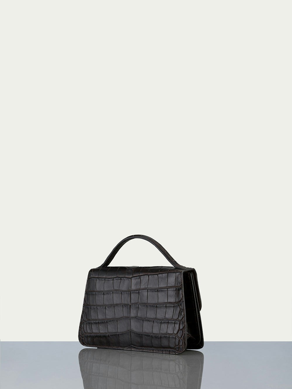 handbag back view alt:fit2